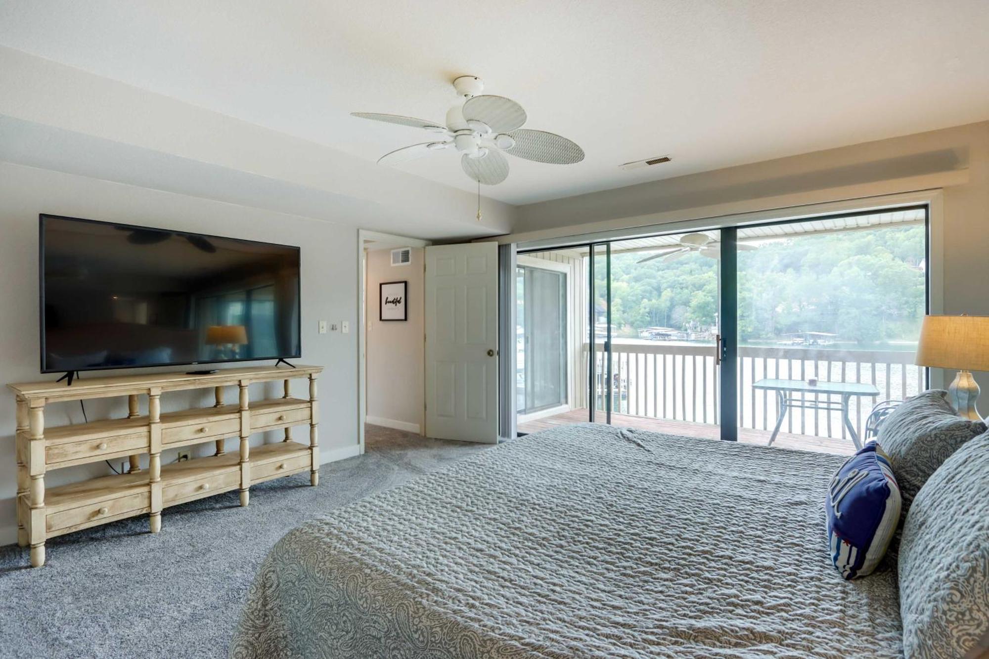 Lakefront Osage Beach Condo With Community Pool Exteriér fotografie
